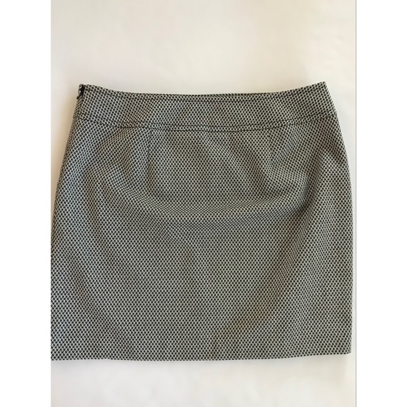 Ann Taylor Loft Women’s Plus Size Black and White Print Mini Skirt Size 14 - Picture 2 of 7